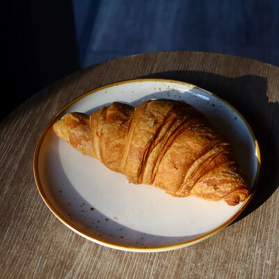 Круассан Сливочный в Локация кофе по цене 170 ₽