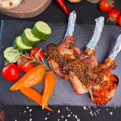Корейка свиная со свежими овощами в Мёд и мясо по цене 890 ₽