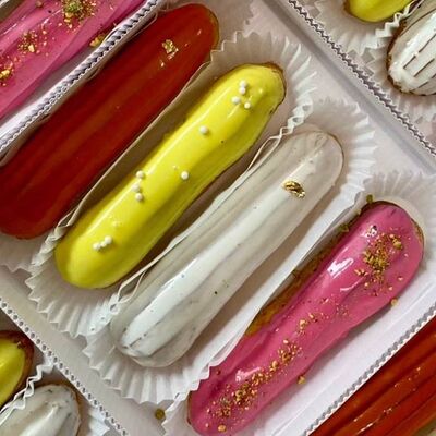 Эклер в зеркальной глазури в Dobro coffee Добро кофе по цене 230 ₽