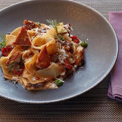 Папарделли с цыпленком, белыми грибами и вешенками в Per Se по цене 950 ₽