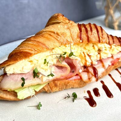 Круассан с бекономв Моё место по цене 429 ₽
