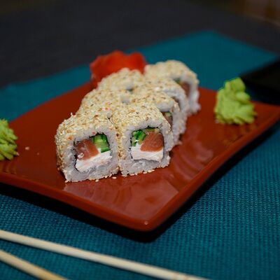 Филадельфия в кунжуте в Sushi LeGo по цене 459 ₽