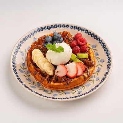 Бельгийская вафля с ягодами в Сыроварня по цене 95000 сум