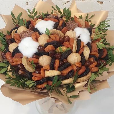 Букет с орехами, шишками и сухофруктами в Buketonline - Съедобные букеты и клубника в шоколаде по цене 5830 ₽