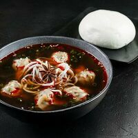 Китайский суп с Вантонами и булочкой Бао в Wok café