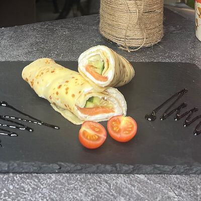 Ролл сэндвич с лососем в Дом блинов по цене 380 ₽