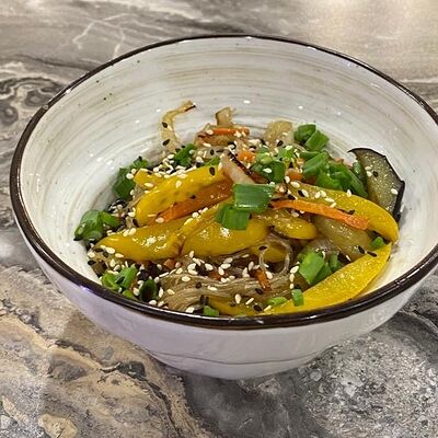 Фунчоза с овощами в Суши-бар Макото по цене 300 ₽