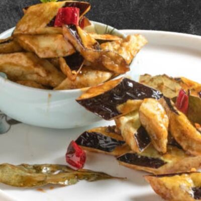 Салат с помидорами, баклажанами и кинзой в ГУаНЬ ЯНЬ по цене 880 ₽