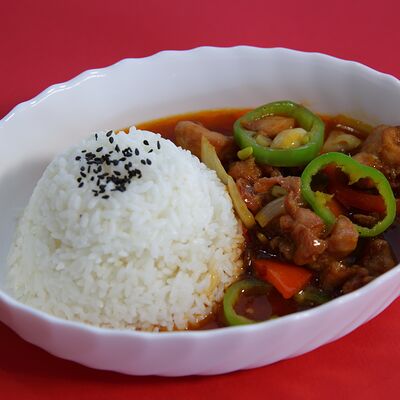 Курица с овощами в остром соусе с чесночным рисом в Китайская столовая по цене 569 ₽