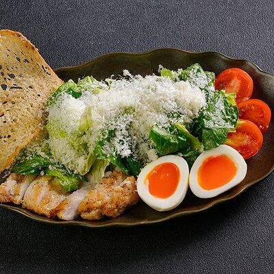 Цезарь с цыплёнком в Smoky People по цене 750 ₽