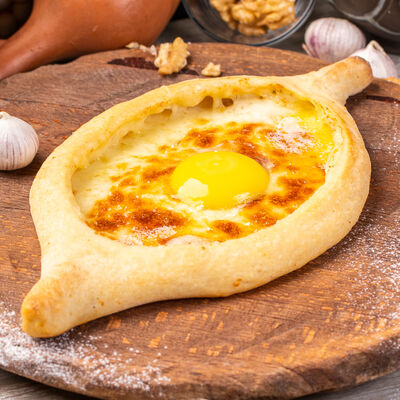 Хачапури по-аджарски в Грузинское кафе Ван Гоги по цене 310 ₽