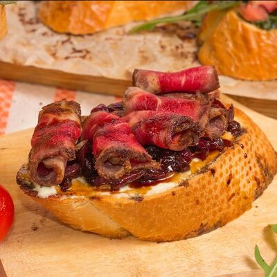 Брускетта с ростбифом в Луиджи & Тосё по цене 129