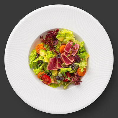 Салат с тунцом и бальзамической заправкой в Secret Kitchen по цене 1050 ₽