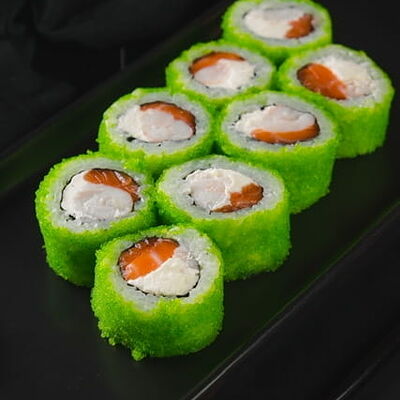 Калифорния с креветкой и лососем в Sushi7 по цене 773 ₽