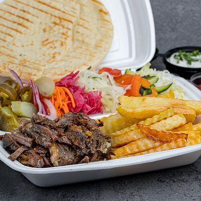 Шаверма с говядиной на тарелке в А когда не Вкусно?! по цене 599 ₽