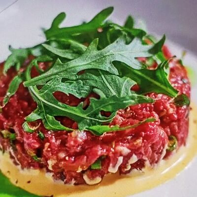 Тартар из говяжьей вырезкив Сыроварня по цене 690 ₽