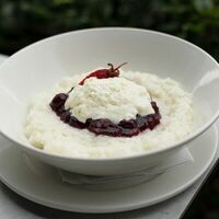 Каша рисовая с ягодным конфитюром и домашним мороженымв PAPPONE