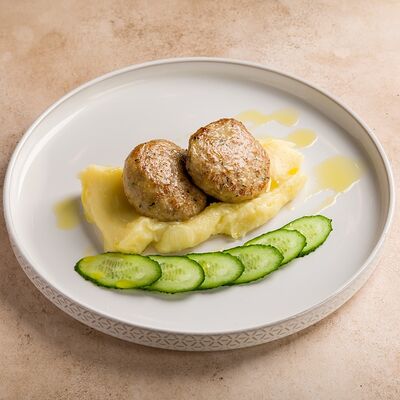 Муссовые куриные котлеты с пюре в RestikVam по цене 650 ₽