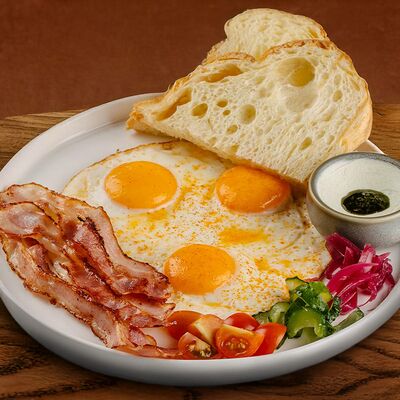 Завтрак с яичницей и беконом в Sunny cafe по цене 720 ₽