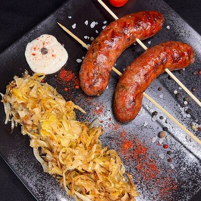Крестьянский завтрак с домашними говяжьими колбасками и квашеной капустой в Мёд и мясо по цене 590 ₽