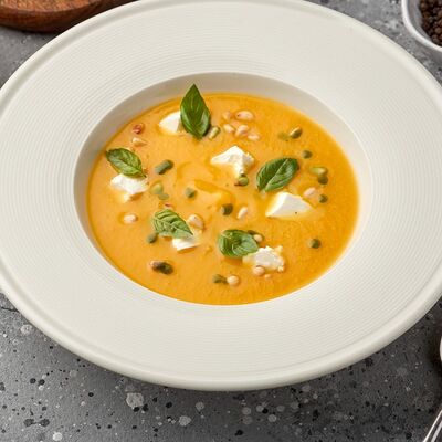 Крем-суп из тыквы с рикоттой, базиликовым маслом и кедровыми орешками в Zanzara osteria по цене 450 ₽
