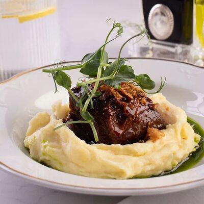 Томленая говяжья щека с пюре в Лобби бар по цене 1320 ₽