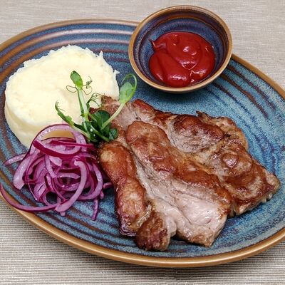 Свиная отбивная с картофельным пюре в Кафе-пекарня Susser по цене 490 ₽