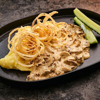 Бефстроганов с белыми грибами в Corner Grill