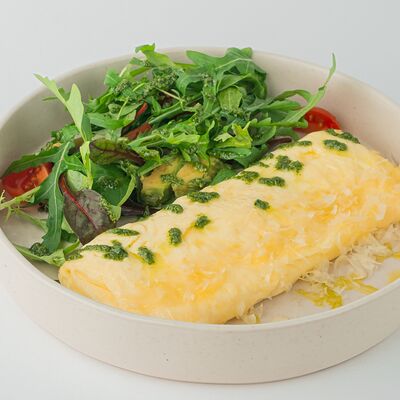 Французский омлет с пармезаном и фреш-салатом в Неспешник по цене 975 ₽