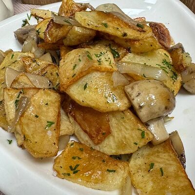 Жареный картофель с грибами и луком в Сандро по цене 430 ₽