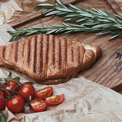 Круассан с индейкой, печёным перцем и соусом айоли в Jeffreys coffee shop по цене 259 ₽