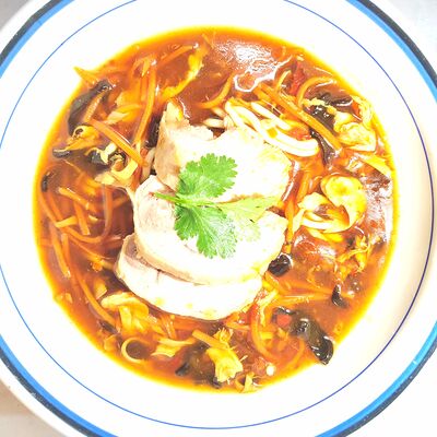 Суп кисло-острый с лапшой и курицейв Китайский фонарик по цене 680 ₽