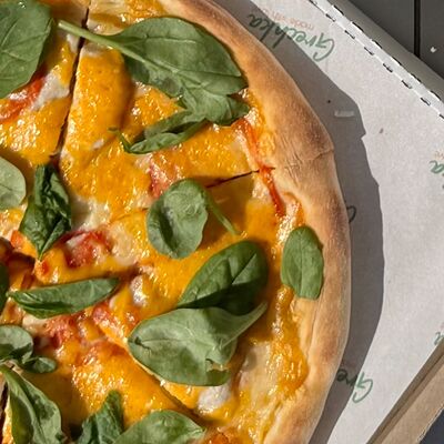 Пицца сырная с курицей в Grechka по цене 650 ₽