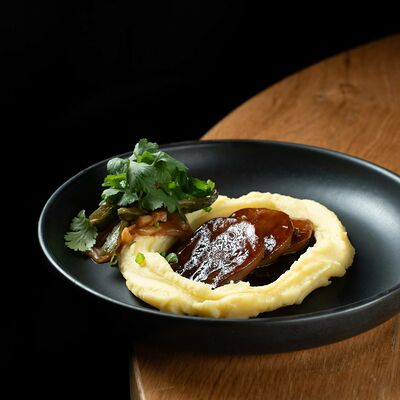 Телячий язык с картофельным пюре и соусом демигляс в Джимми Чу по цене 950 ₽