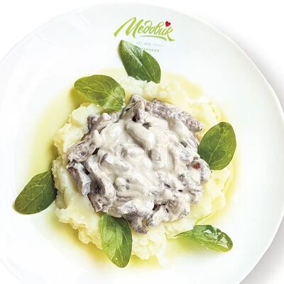 Бефстроганов с пюре в Медовик по цене 910 ₽