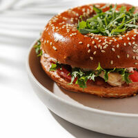 Бейгл с курицей и беконом в Feromon