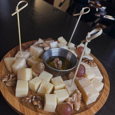 Доска сыров-чеддер, пармезан, фермерский сыр, сыр с голубой плесенью в Генрих и Генриетта по цене 790 ₽