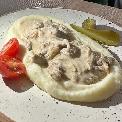 Строганов с картофельным пюре в Neprosto pizza по цене 450 ₽