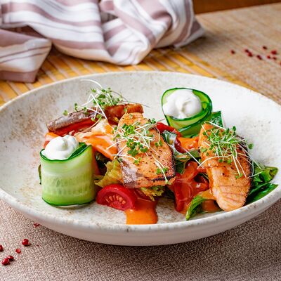 Салат с обожженным лососем и перечным соусом в Бурито по цене 910 ₽