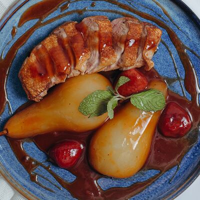 Утиное филе с фламбированной грушей в Роланд по цене 1140 ₽