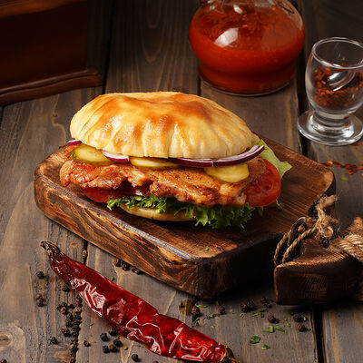 Бургер Окорок Куриный в Балкан Гриль Вкус Сербии по цене 640 ₽