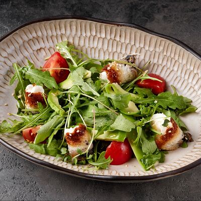 С копченым угрем, рукколой, заправкой унаги салат в ресторан 