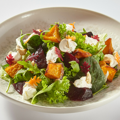 Салат с запеченной тыквой, свеклой и фета в Слоёнка по цене 480 ₽