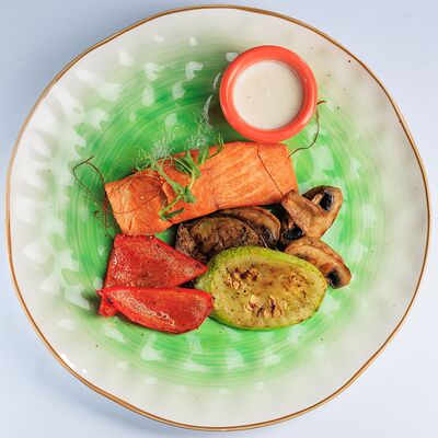 Стейк форели с овощами гриль в Семейный ресторан Tiki&Taki по цене 1250 ₽