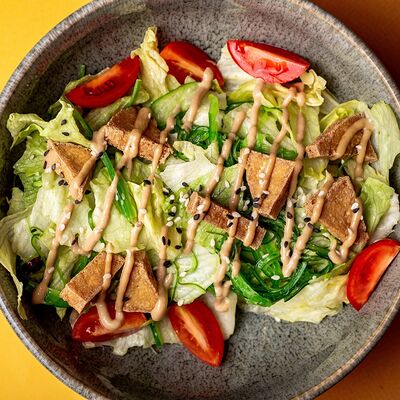 Салат с жареным тофу в Eedaa по цене 360 ₽