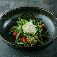 Салат со страчателлой в Двор Помидор