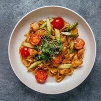 Феттуччине с тигровыми креветками и зеленой спаржей в Rose Bar Crocus City