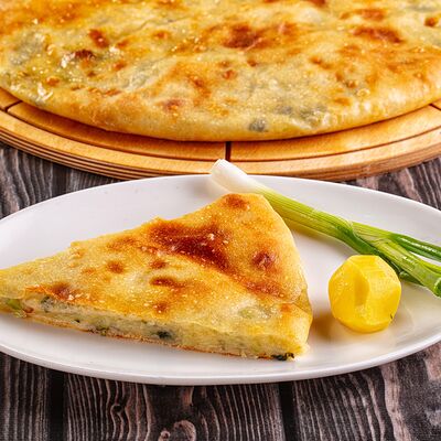 Пирог с картофелем и зелёным лукомв Осетинские Пироги по цене 1000 ₽