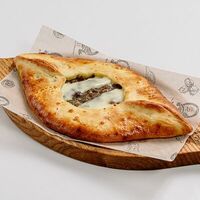 Хачапури по аджарски с мясом в Хачапуридзе