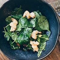 Салат с креветками и грейпфрутом в Green 28